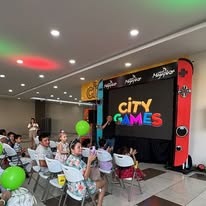 Público participando en experiencia de marca